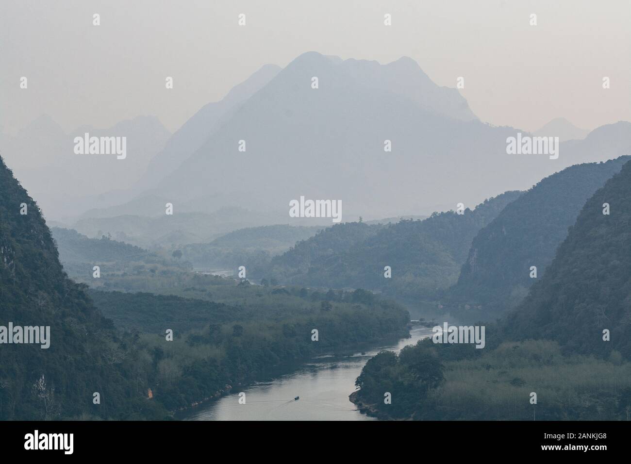 Panoramablick über Neblig Nam Ou Fluss in der Nähe von Nong Khiaw Dorf, Laos Stockfoto