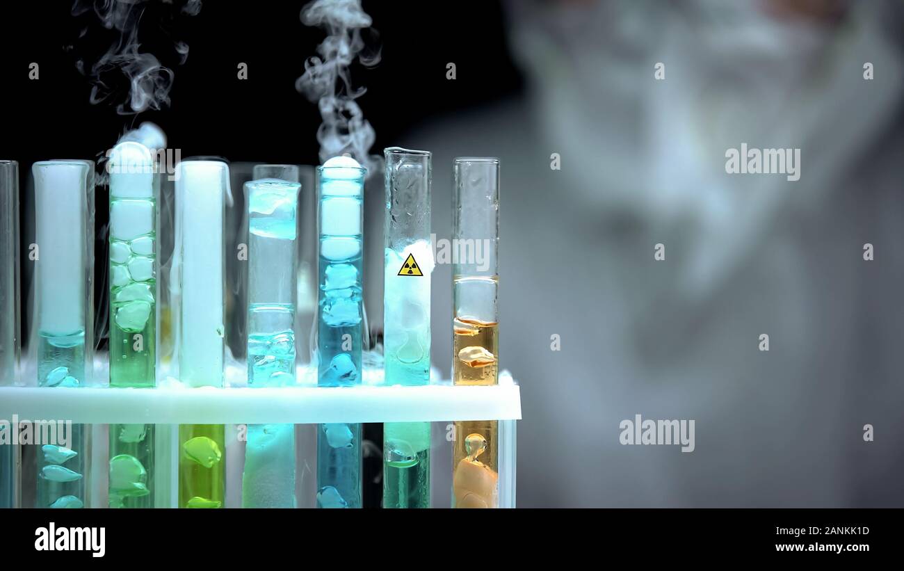 Röhrchen mit gefährlichen Flüssigkeit kocht, ionisierende Strahlung Symbol, Forschung Stockfoto