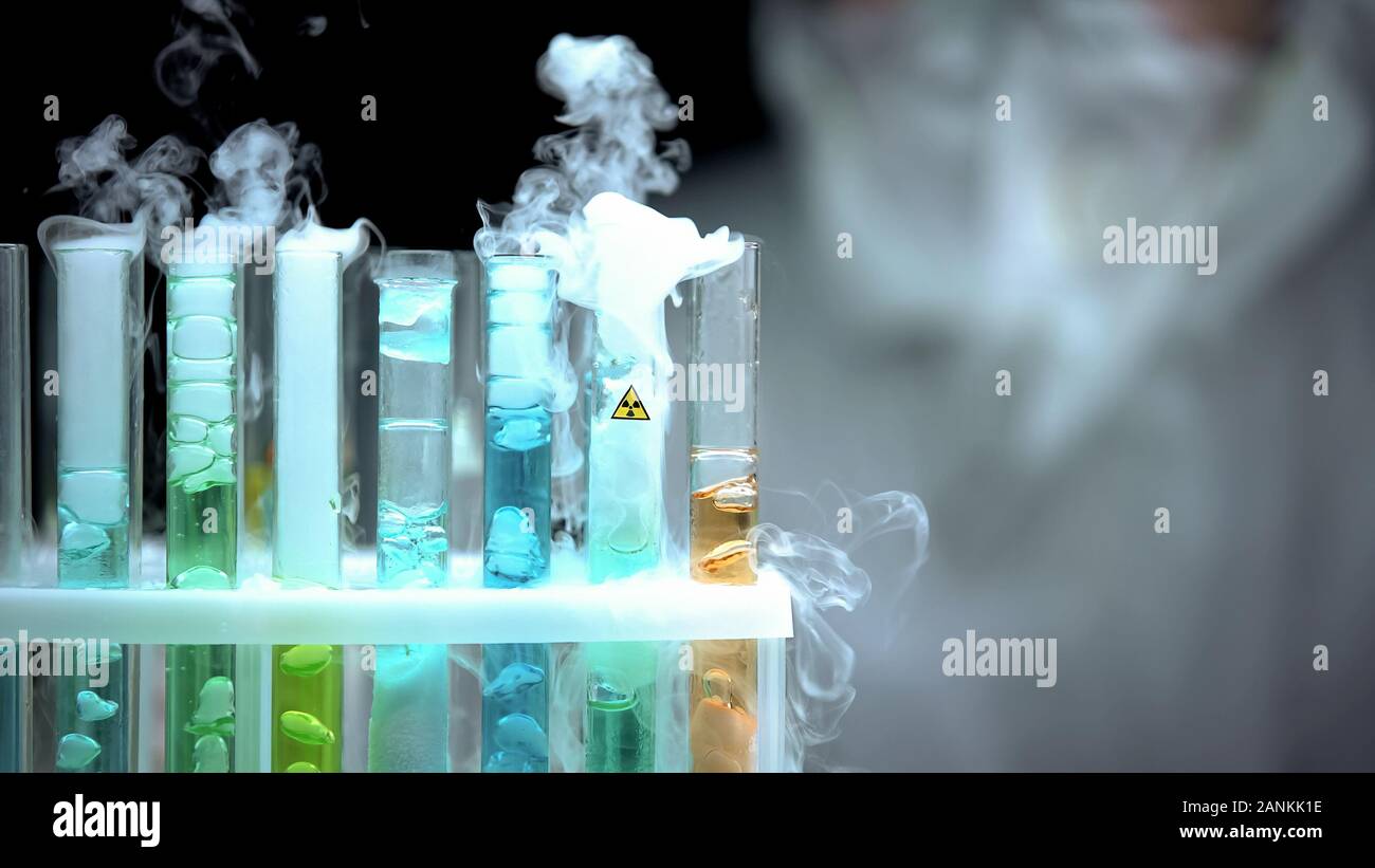 Gefährliche Flüssigkeit Sieden in Reagenzgläsern, ionisierende Strahlung Symbol, Experiment Stockfoto