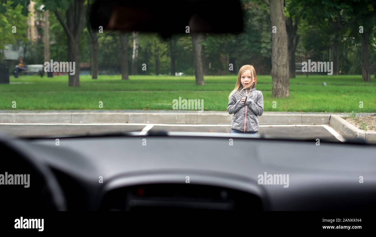 Angst kleine Mädchen stehen in der Straße vor der Fahrt Auto, Verkehr Verordnungen Stockfoto