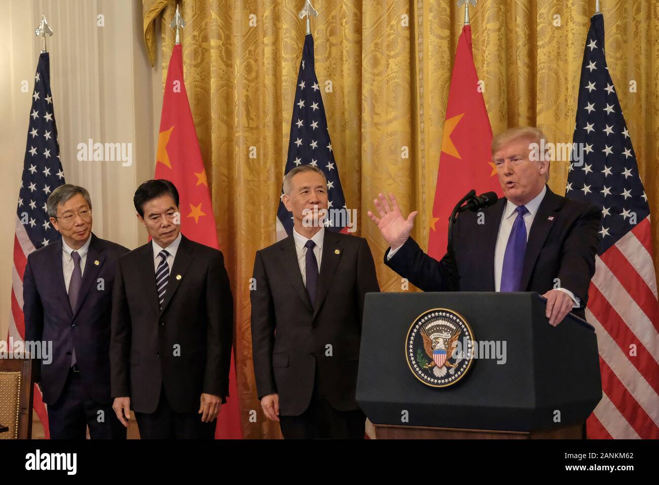 Präsident Donald Trump spricht neben chinesischen Vizepremier Liu Er und Chinesische Beamte vor Unterzeichnung des Phase 1 Handelsabkommen zwischen den Vereinigten Staaten und China, während einer Zeremonie im Osten Zimmer im Weißen Haus am Mittwoch, 15. Januar 2020. Die Phase 1 Angebot stornieren bevorstehende geplante Tarife auf chinesische Produkte und reduziert die andere beim Chine hat zugestimmt, Käufe von US-farm-Produkte und sonstigen Waren zu erhöhen. Credit: Alex Wroblewski/Pool über CNP/MediaPunch Stockfoto