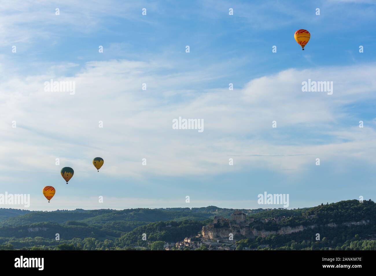 Beynac et Cazenac, Dordogne, Frankreich: 13. August 2019: Heißluftballone fliegen über der Dordogne im Südwesten Frankreichs Stockfoto