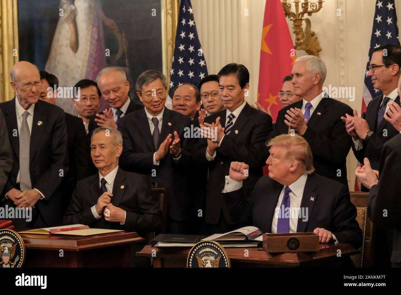 Präsident Donald Trump und chinesischen Vizepremier Liu er Beifall nach der Unterzeichnung des Phase 1 Handelsabkommen zwischen den Vereinigten Staaten und China, während einer Zeremonie im Osten Zimmer im Weißen Haus am Mittwoch, 15. Januar 2020. Die Phase 1 Angebot stornieren bevorstehende geplante Tarife auf chinesische Produkte und reduziert die andere beim Chine hat zugestimmt, Käufe von US-farm-Produkte und sonstigen Waren zu erhöhen. Credit: Alex Wroblewski/Pool über CNP/MediaPunch Stockfoto