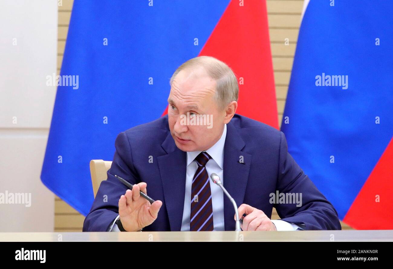 Der russische Präsident Wladimir Putin Stühle eine Besprechung der Ausarbeitung verfassungsrechtlichen Änderungen, die er an der Residenz des Präsidenten Novo-Ogaryovo 16. Januar vorgeschlagene, 2020 außerhalb von Moskau, Russland. Putin vorgeschlagene weitreichende Verfassungsänderungen, die als ein Mittel zur Verlängerung seiner Herrschaft gesehen werden. Stockfoto