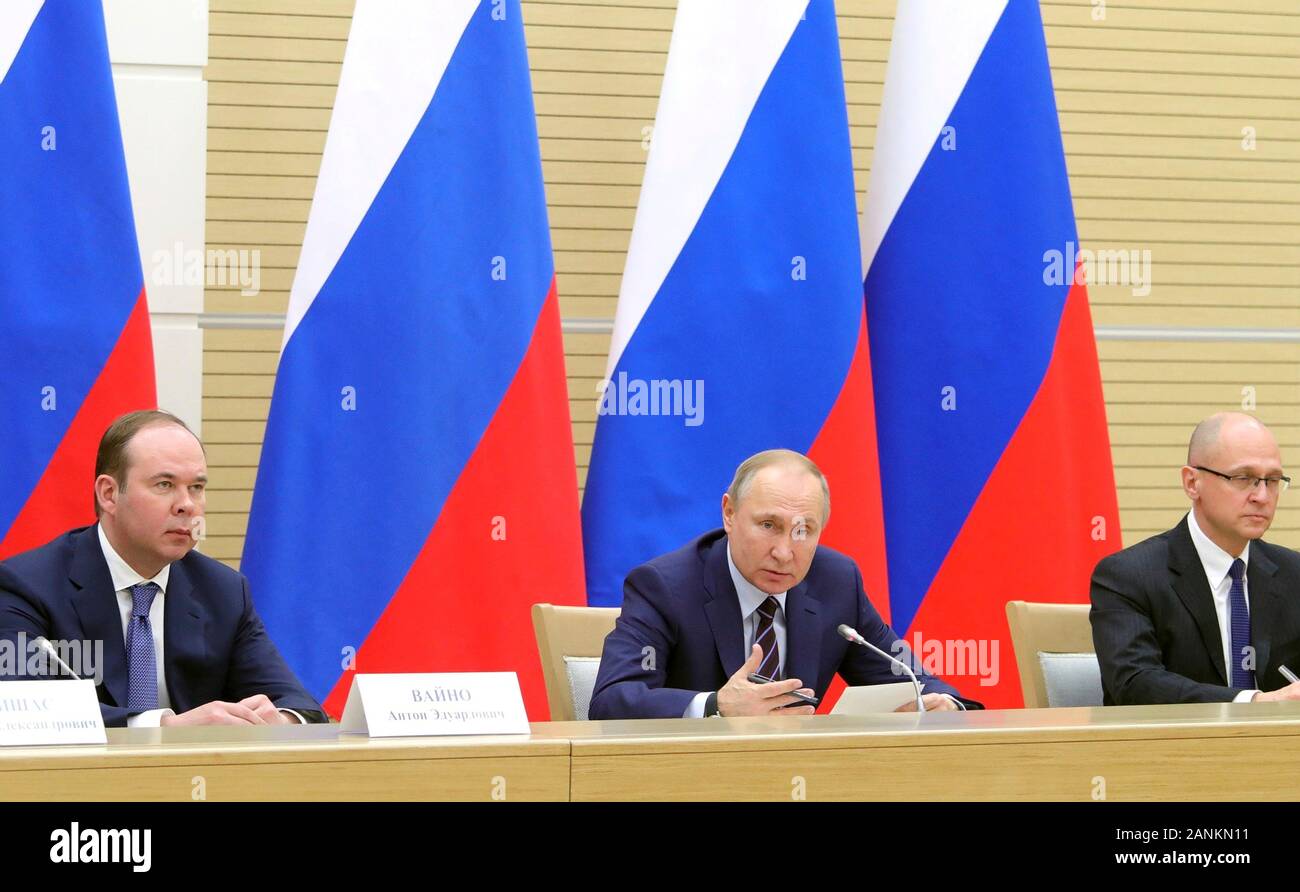 Der russische Präsident Wladimir Putin Stühle eine Besprechung der Ausarbeitung verfassungsrechtlichen Änderungen, die er an der Residenz des Präsidenten Novo-Ogaryovo 16. Januar vorgeschlagene, 2020 außerhalb von Moskau, Russland. Standortwahl mit Putin sind Anton Vaino, Presidential Stabschef, Links, und Erster Stellvertretender Stabschef des Präsidialbüros Sergei Kiriyenko, rechts. Stockfoto