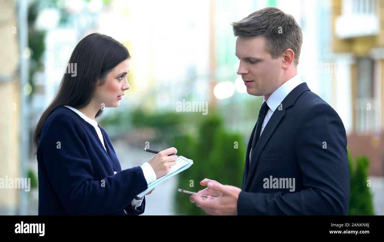 Weibliche Sekretär Aufnahme im Notebook männlichen Chef Aufträge, persönlicher Assistent Stockfoto