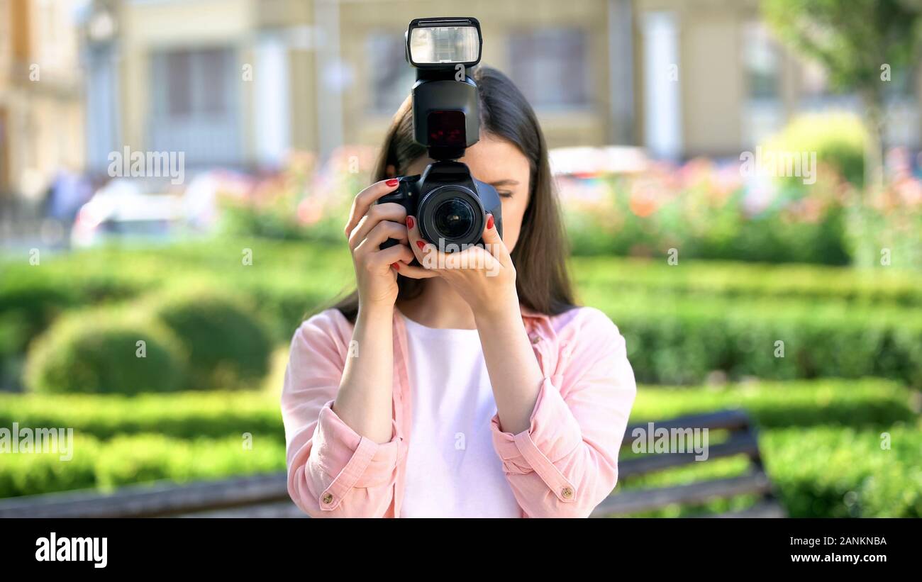 Fotografin Fotos die mit der Kamera in Park, Lektionen für Anfänger Stockfoto