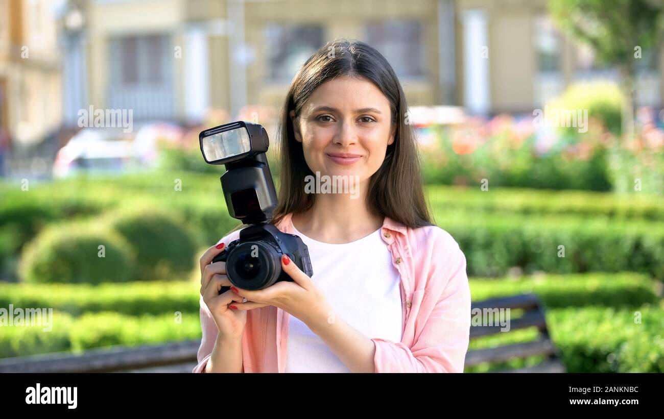 Lächelnde Frau mit Kamera, Tipps für professionelle Fotografen, Schießen Stockfoto