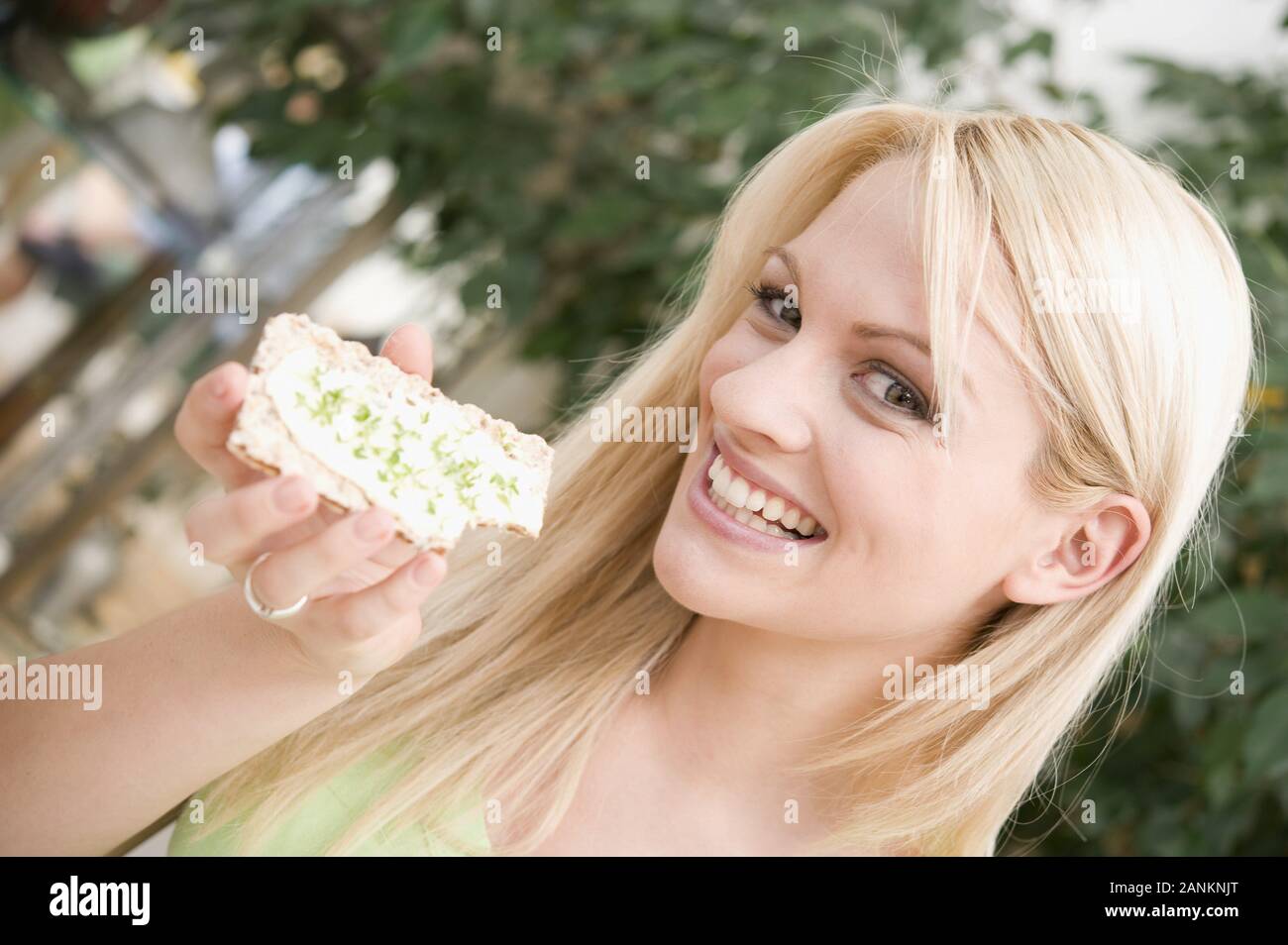 Junge Frau isst Knäckebrot - junge Frau isst Knäckebrot Stockfoto