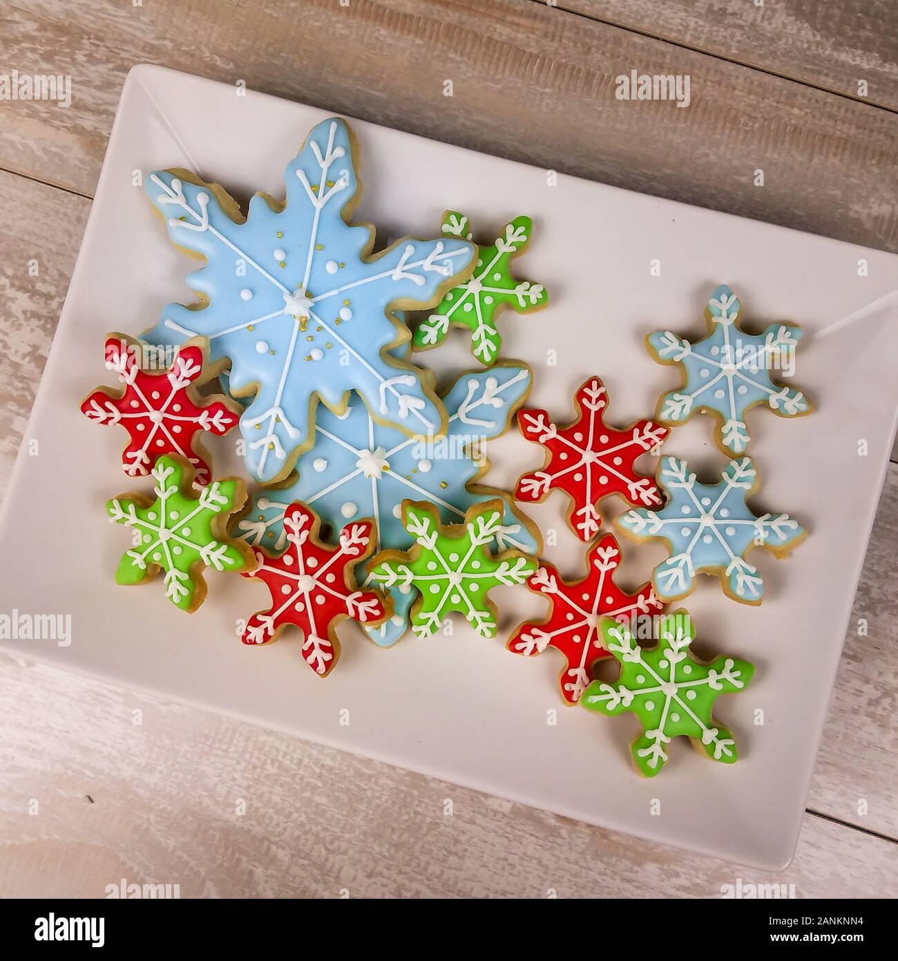 In der Nähe von Oben nach Unten Blick auf mini Schneeflocke Sugar Cookies für den Winter oder Weihnachten Stockfoto
