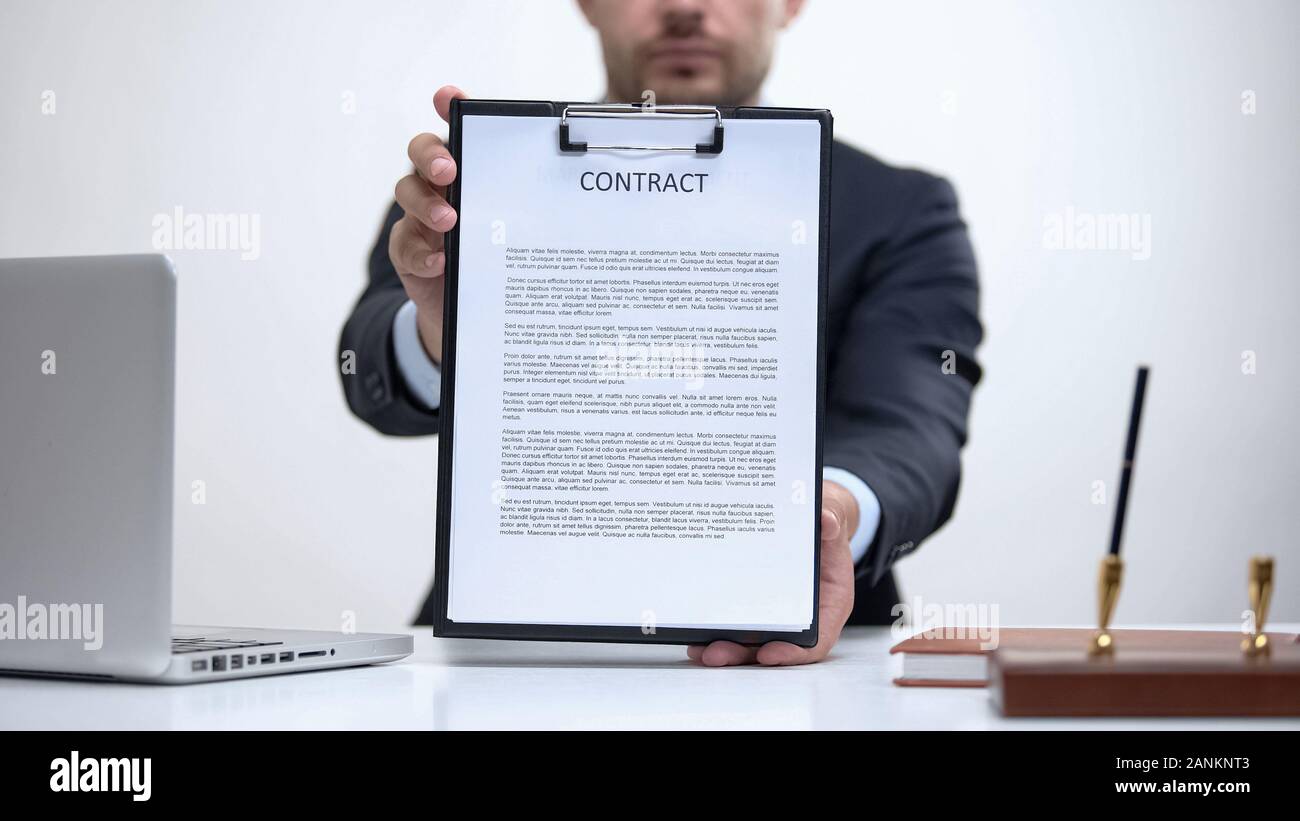 Wirtschaftsanwalt holding Vertrag, Notar Service von Kauf und Verkauf Vereinbarungen Stockfoto