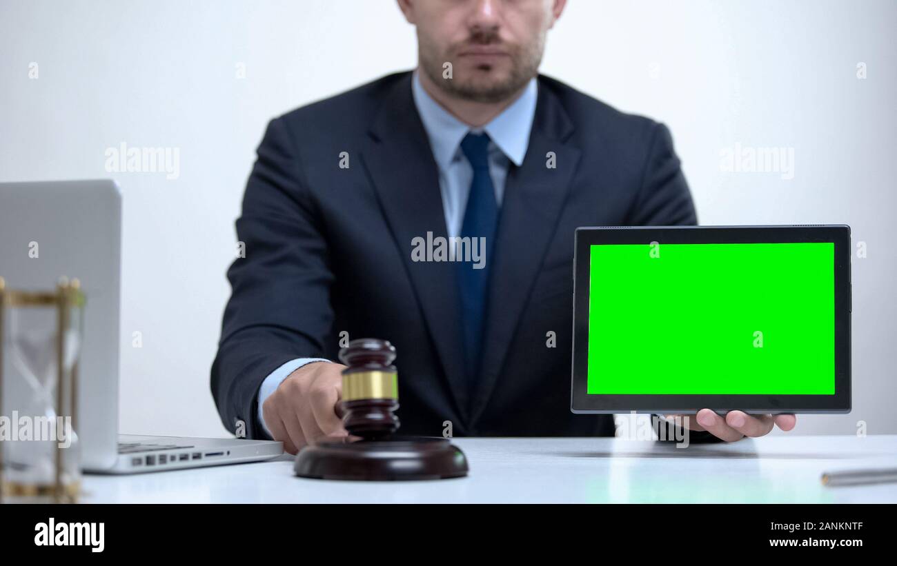 Rechtsanwalt Pfund Hammer auf Block, hält tablet Green Screen, Rechtsanwalt Service online Stockfoto