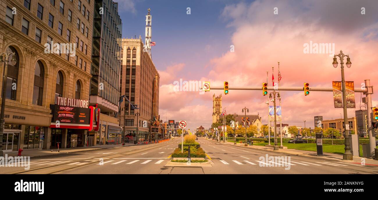 Detroit, MI - Okt 6 2019: Auf der Suche Woodward Avenue bei Sonnenuntergang im Bezirk, Downtown Detroit. Mit Blick auf die Innenstadt von Unterhaltung, Theater, und die a Stockfoto
