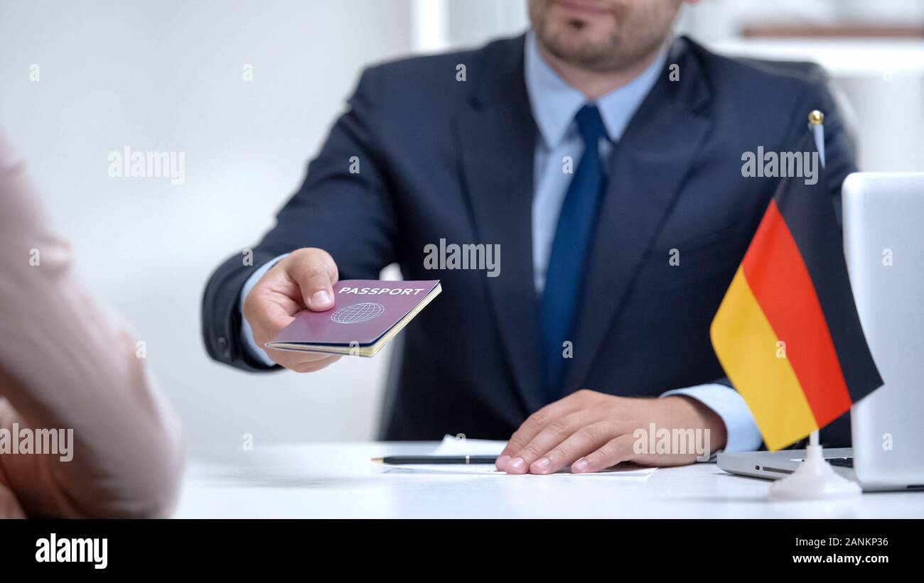 Deutsche Konsularbeamte, Pass zu Frau, Flüchtling Visa, Asyl Stockfoto