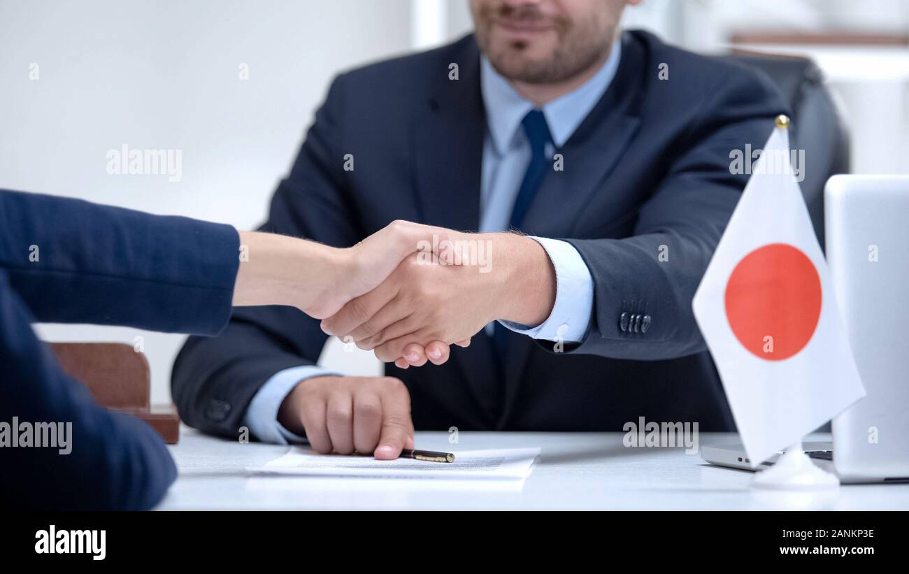 Japanische diplomat Unterzeichnung Dokument von nationaler Bedeutung, die Zusammenarbeit von Unternehmen Stockfoto