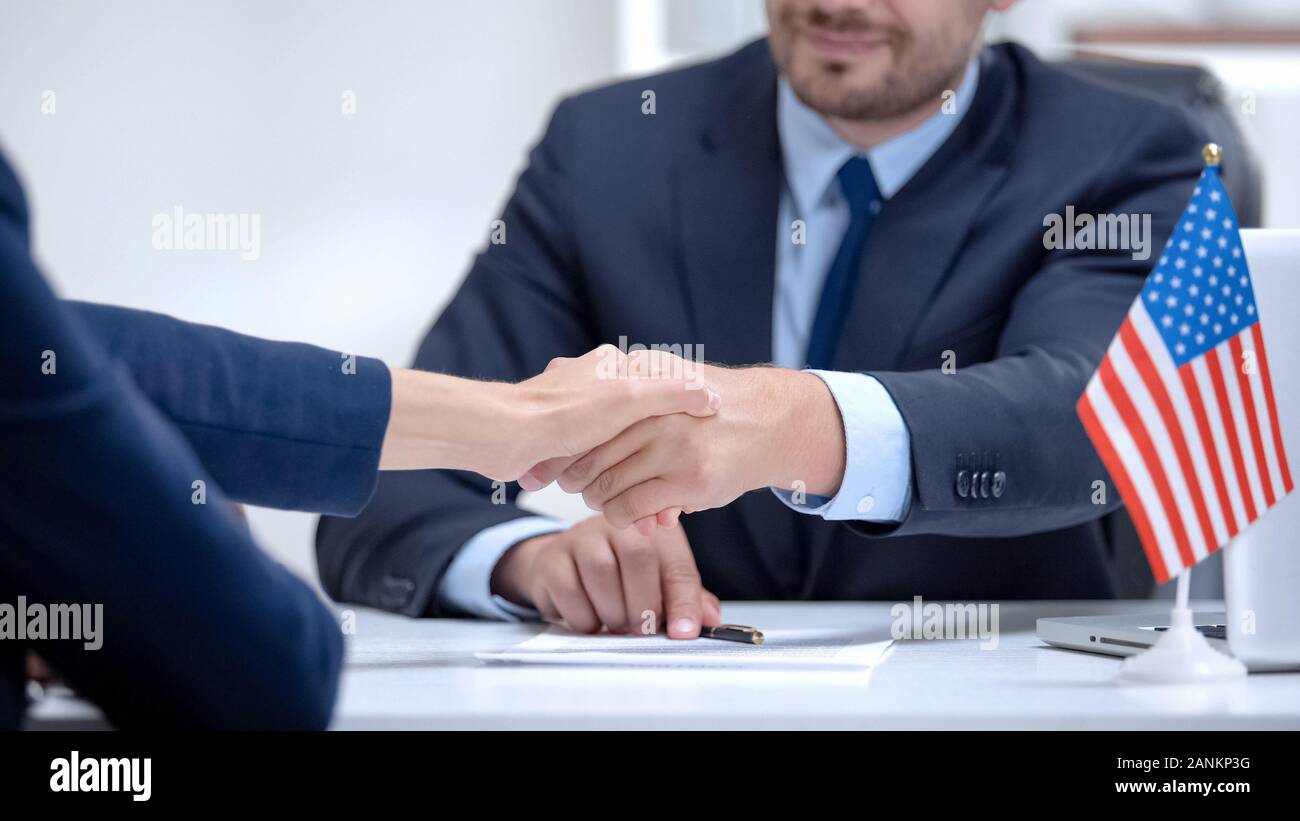 Uns offizielle unterzeichnen Vertrag über internationale Zusammenarbeit, Partner Hand schütteln Stockfoto