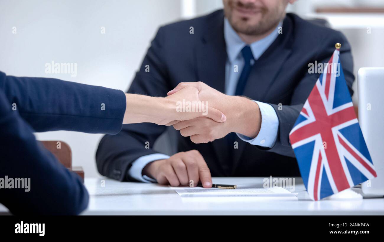 Britischer Geschäftsmann unterzeichnen Vertrag mit internationalen Partner, sich bewegenden Hand Stockfoto