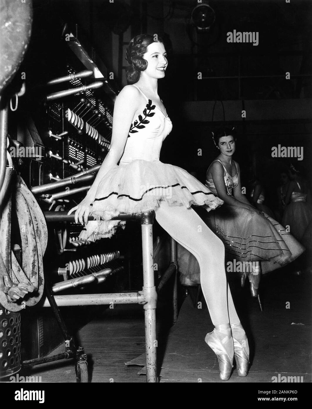 CYD CHARISSE 1942 auf Satz offen, als sie erschien als uncredited Ballerina in MISSION MOSKAU 1943 Regisseur Michael Curtiz Warner Bros. freigegeben Stockfoto