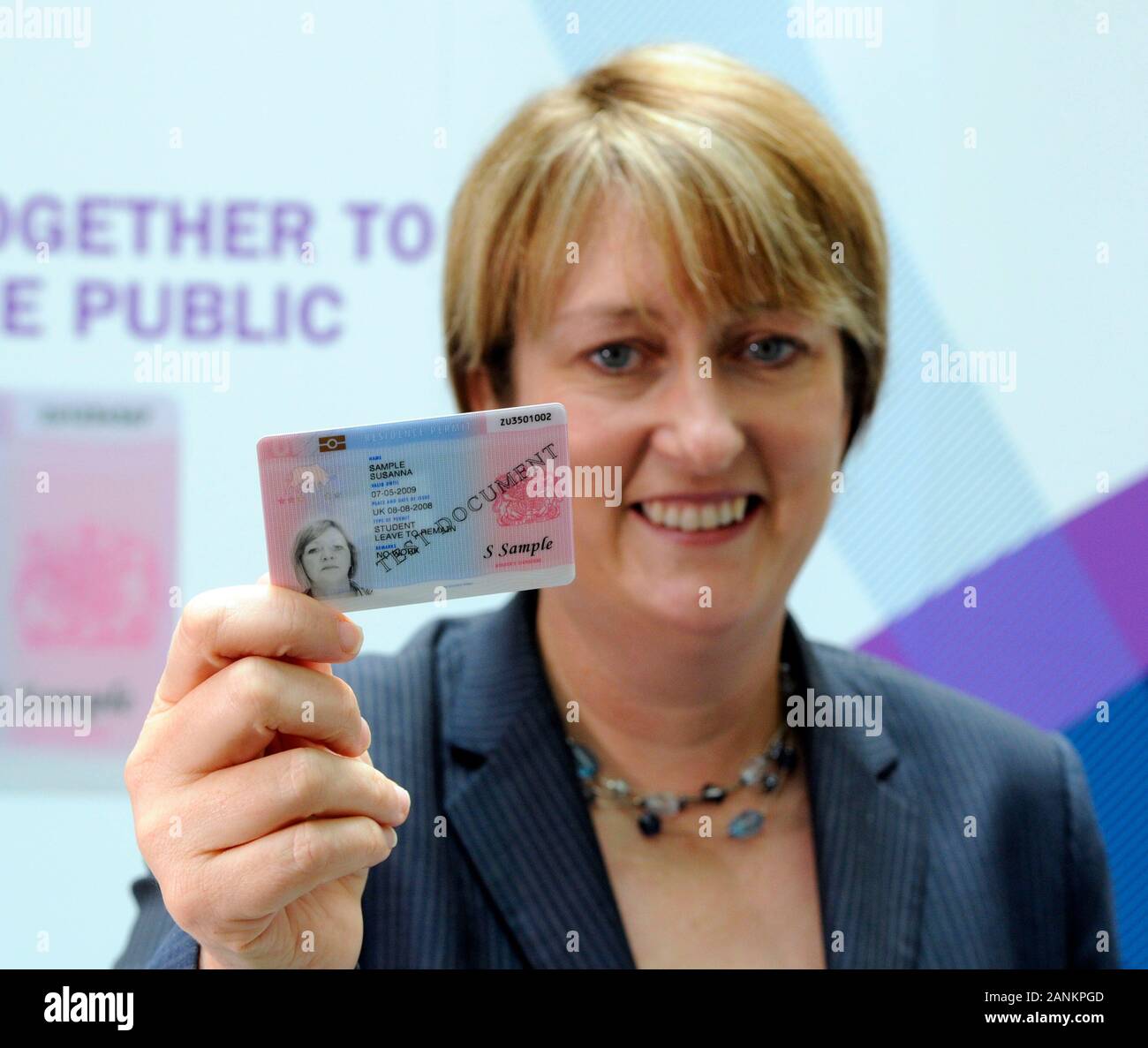 Home Secretary Jacqui Smith enthüllt die neuen britischen Ausweis sie will Home Office Hoffnung im Jahr 2008 einzuführen. Stockfoto
