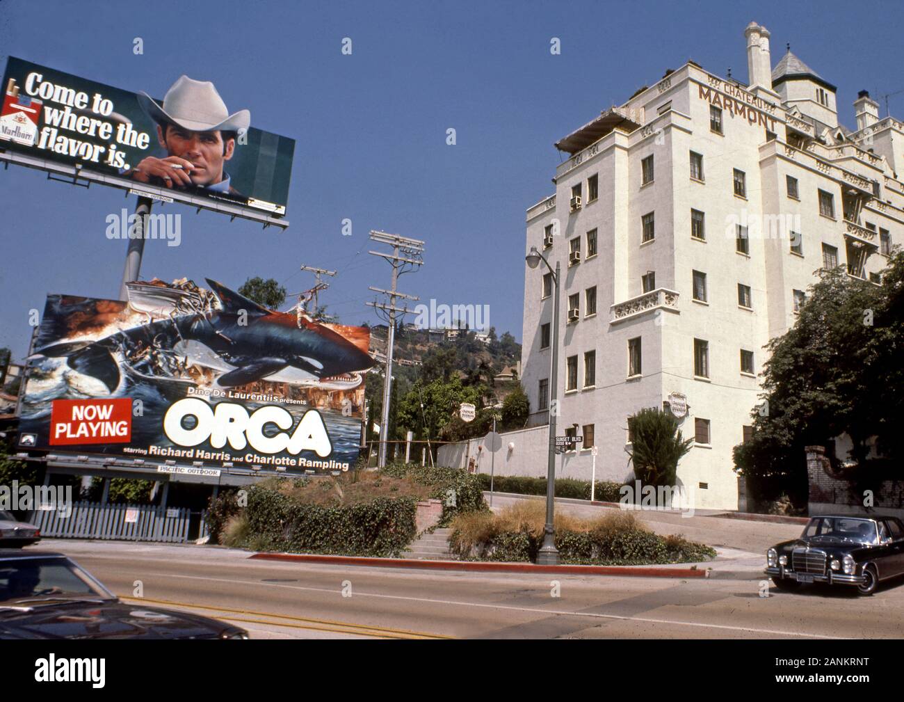 Marlboro Reklametafeln und das Chateau Marmont Hotel auf dem Sunset Strip circa 1977. Stockfoto