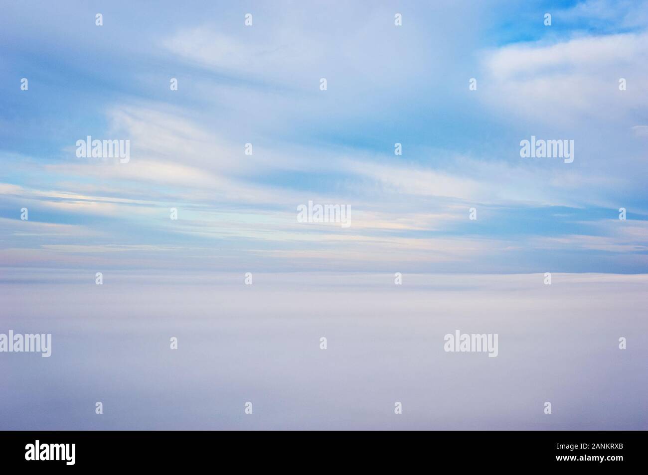 Himmel über dem Nebel. Vogelperspektive Stockfoto