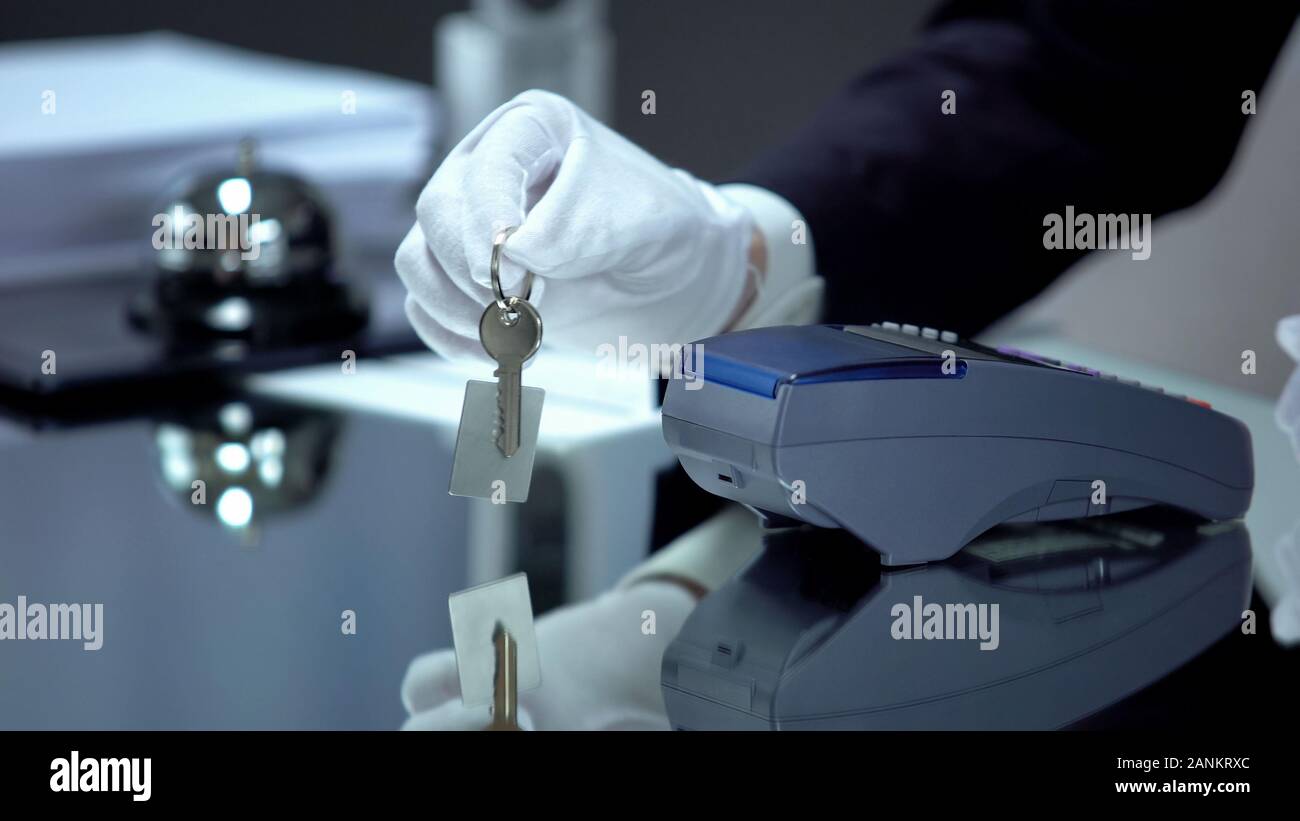 Männliche Hand in weißen Handschuh Gedrückthalten der Taste an der Kette durch das kontaktlose Bezahlen Maschine Stockfoto