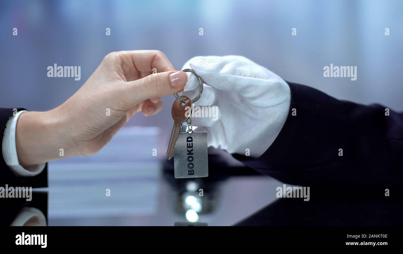 An der Rezeption vorbei gebucht Key Chain zu Client, Hotellerie, Gastgewerbe Stockfoto
