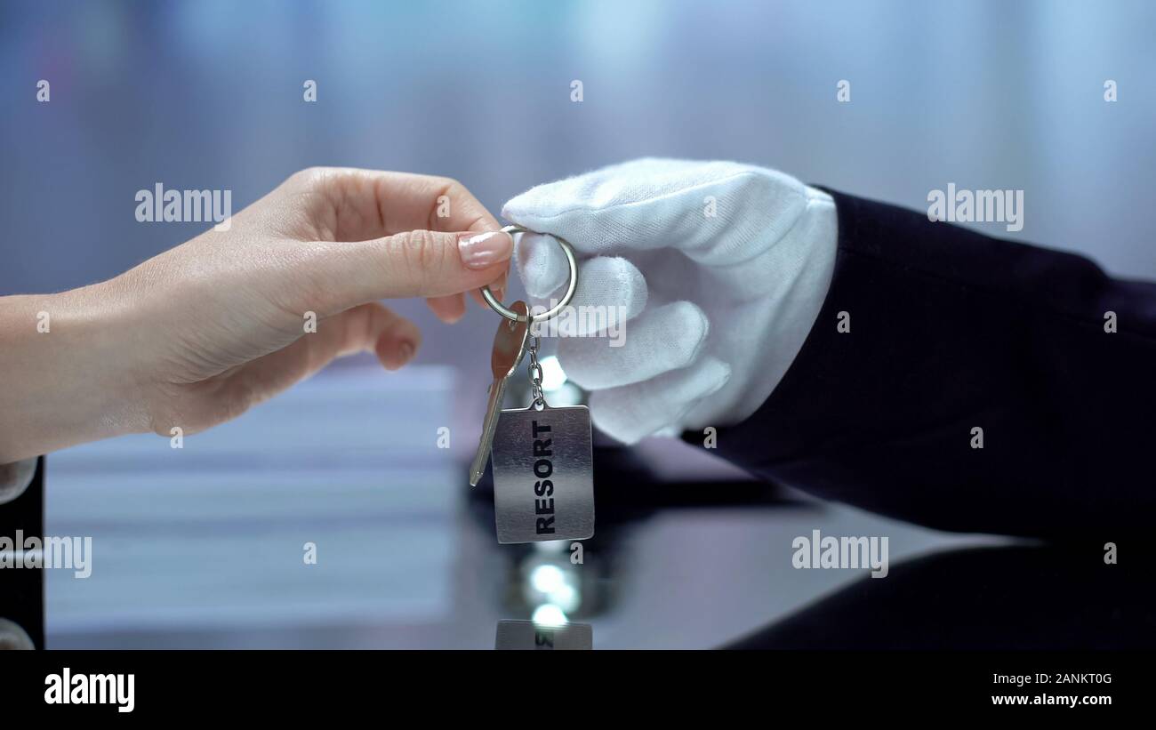 Administrator geben Schlüsselbund zu Gast, Resort, Hotel Business Stockfoto