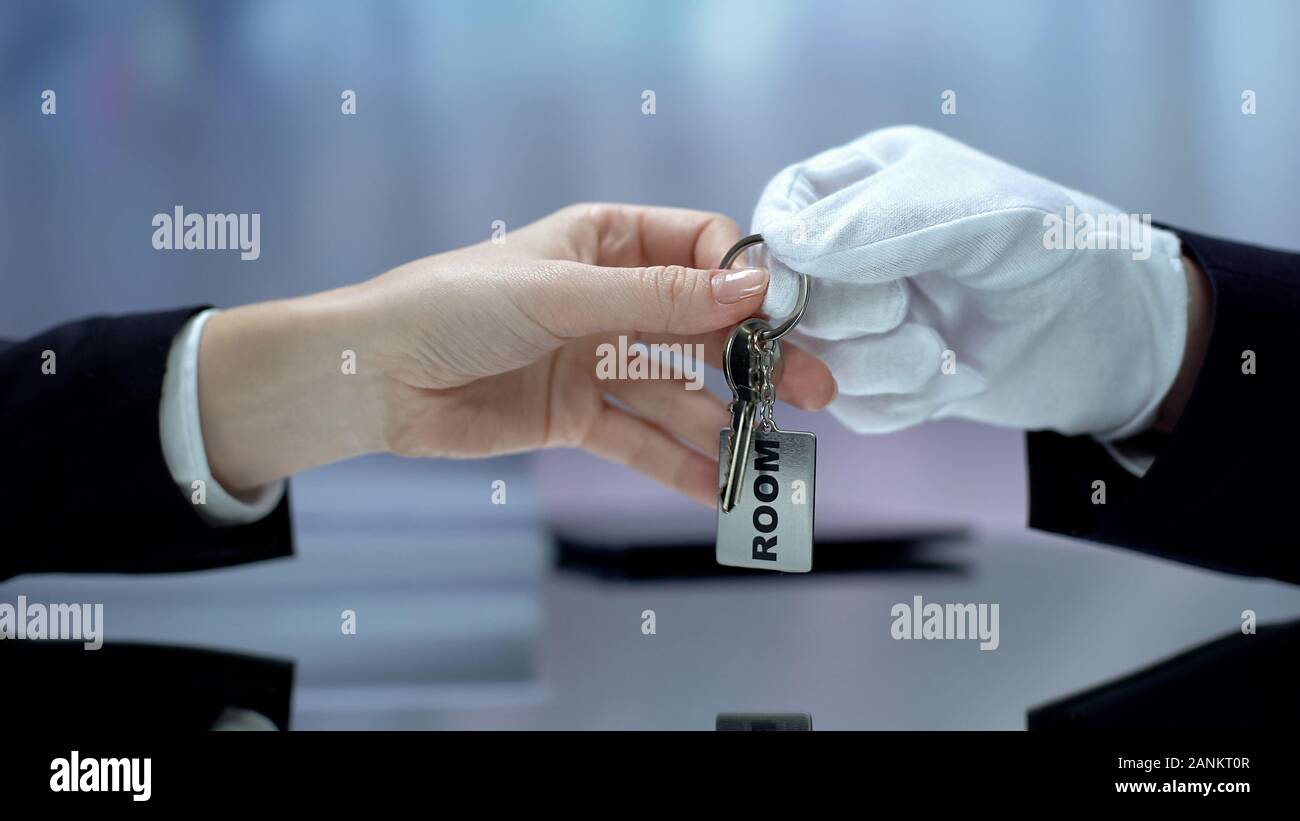 Rezeptionist Hand geben Kunden Schlüssel von gebuchte Zimmer, Gastfreundschaft Stockfoto