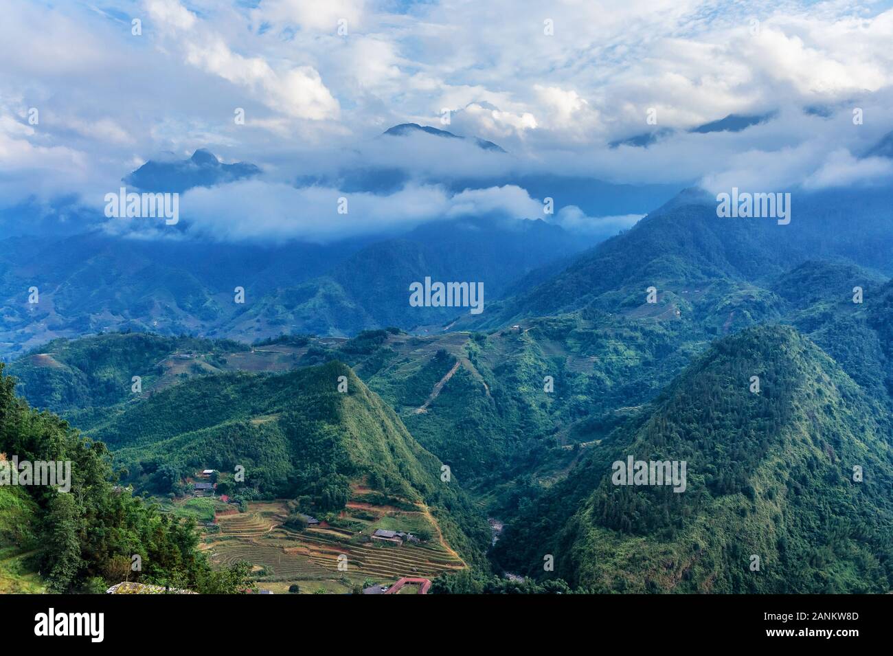 Die schöne Landschaft von Cat Cat Dorf, beliebte touristische trekking Ziel. Reis Bereich Terrassen. Bergblick in den Wolken. Sapa, Lao Cai Provinz Stockfoto