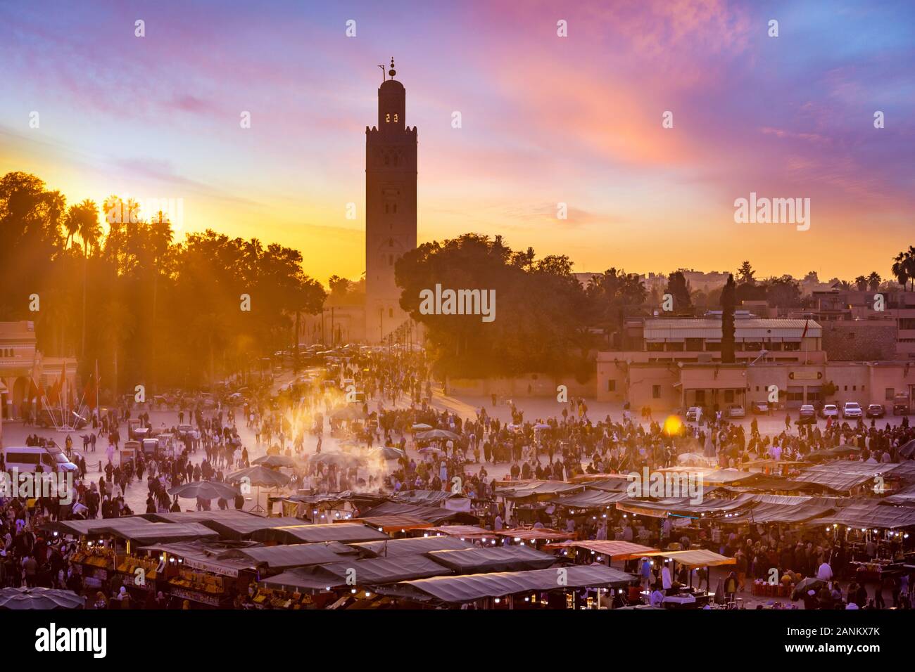 Jama-El-Fna-Marktplatz mit Koutoubia-Moschee, Marrakesch, Marokko, Nordafrika Stockfoto