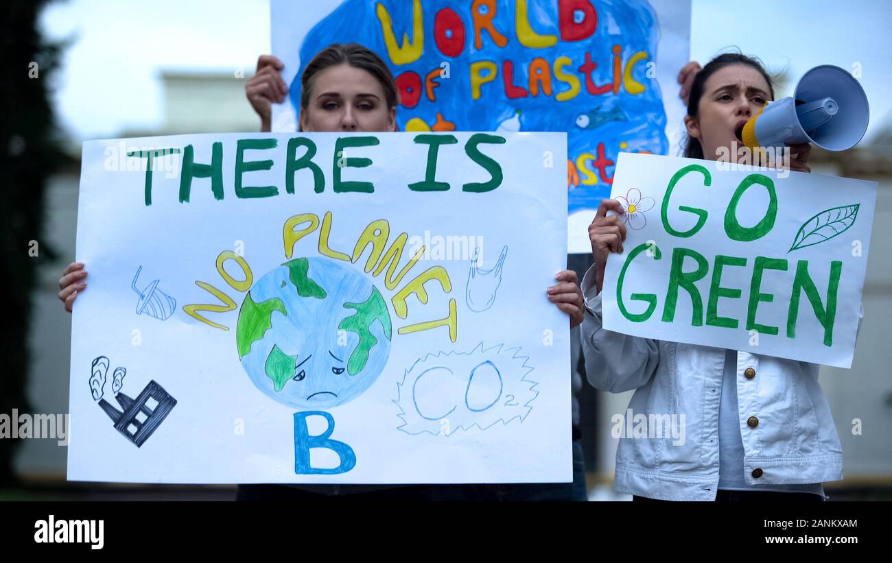 Ökologen mit Banner im Megaphon über Umweltverschmutzung, globale Erwärmung Stockfoto
