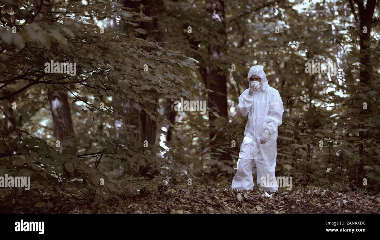 Weibliche ökologe Walking verlassenen Wald, Analyse, Gefahr Stockfoto