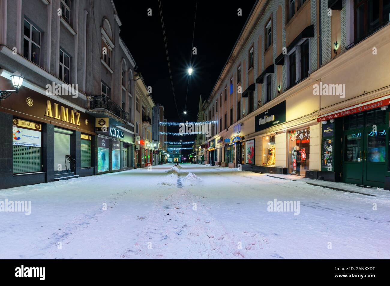 Uzhhorod, Ukraine - 06 Jan, 2019: Weihnachten Nacht Landschaft von uzhgorod. bunt leuchtende dekorative Beleuchtung auf korzo Straße. festliche Stimmung. Happy H Stockfoto