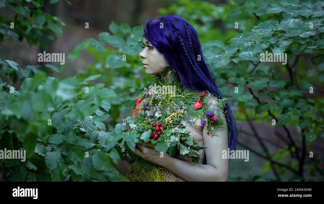 Wald Nymphe holding Baum Blätter, fairytale Personifizierung, Natur Wildnis Stockfoto