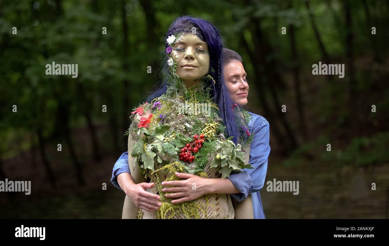 Junge weibliche umarmen Mutter Erde, Natur, Frieden, Harmonie, Leben Umwelt Stockfoto