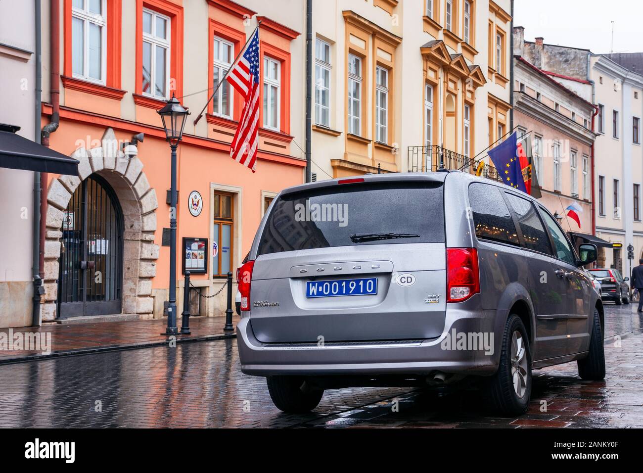 Krakau, Polen - Apr 30, 2019: Amerikanische Flagge auf der Fassade der Vereinigten Staaten Generalkonsulat Krakau im historischen Zentrum der Altstadt entfernt. Dodge Auto Stockfoto