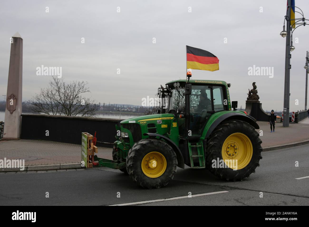 Mainz, Deutschland. 17 Jan, 2020. Traktoren überqueren Sie die Theodor-Heuss-Brücke  von Hessen nach Mainz. Über 800 Landwirte mit ihren Traktoren protestierten  außerhalb des ZDF in Mainz gegen die Berichterstattung in den Medien