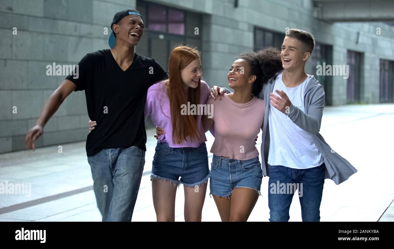 Lächelnd Studenten umarmen Walking Street, glückliche Freunde Spaß haben Stockfoto