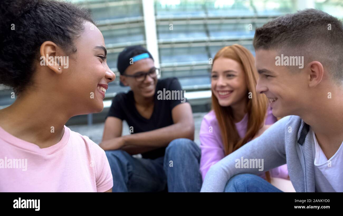 Jungen unbeschwerten Mixed-race Freunde lachen Spaß draußen, Sommer entspannen Stockfoto