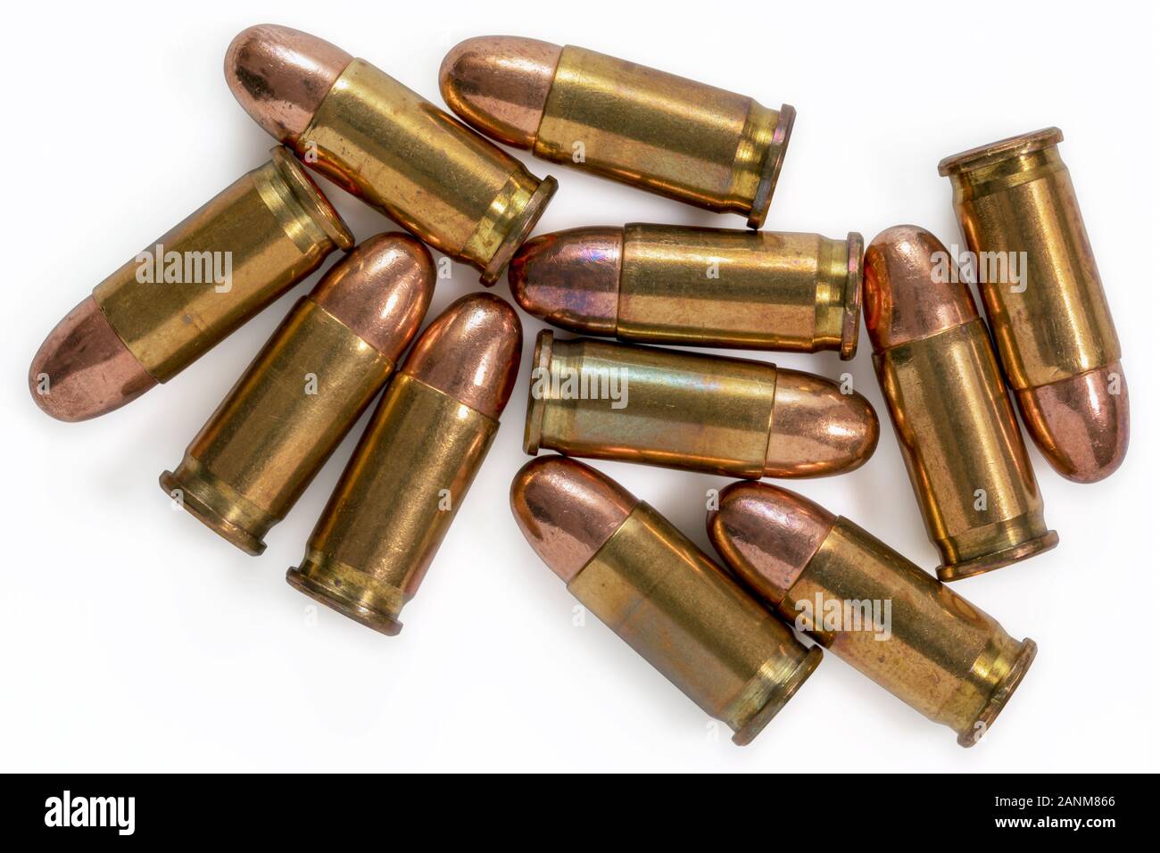 Stapel von 9 mm Kugeln auf einem weißen Hintergrund. Bild Stockfoto