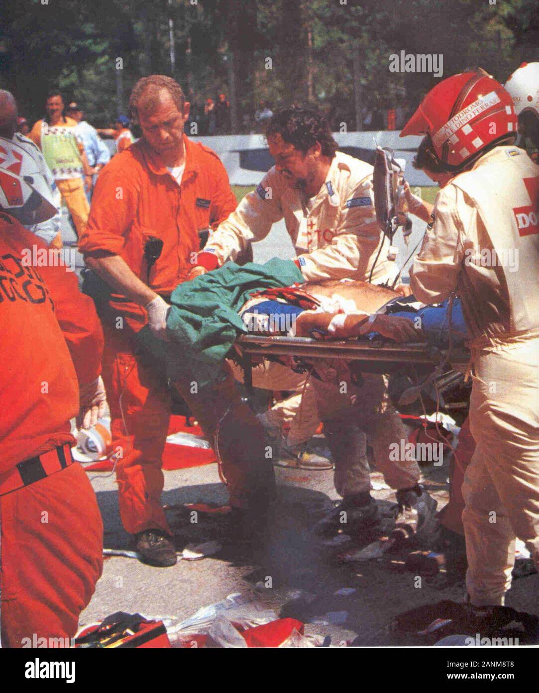 Soccorsi ad Ayrton Senna dopo l'incidente di Imola 1994; 1. Mai 1994; passionea300allora.it/forum/topic/60806-03-gran-premio-di-san-marino-1994/; Unkno n; Stockfoto