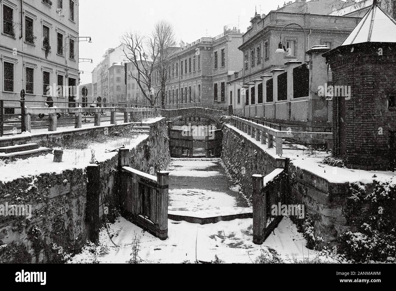 Conca dell'Incoronata mit seinen Holztüren beim Schnappen. Es wurde von Leonardo da Vinci für den naviglio-kanal - Mailand, Italien entworfen Stockfoto