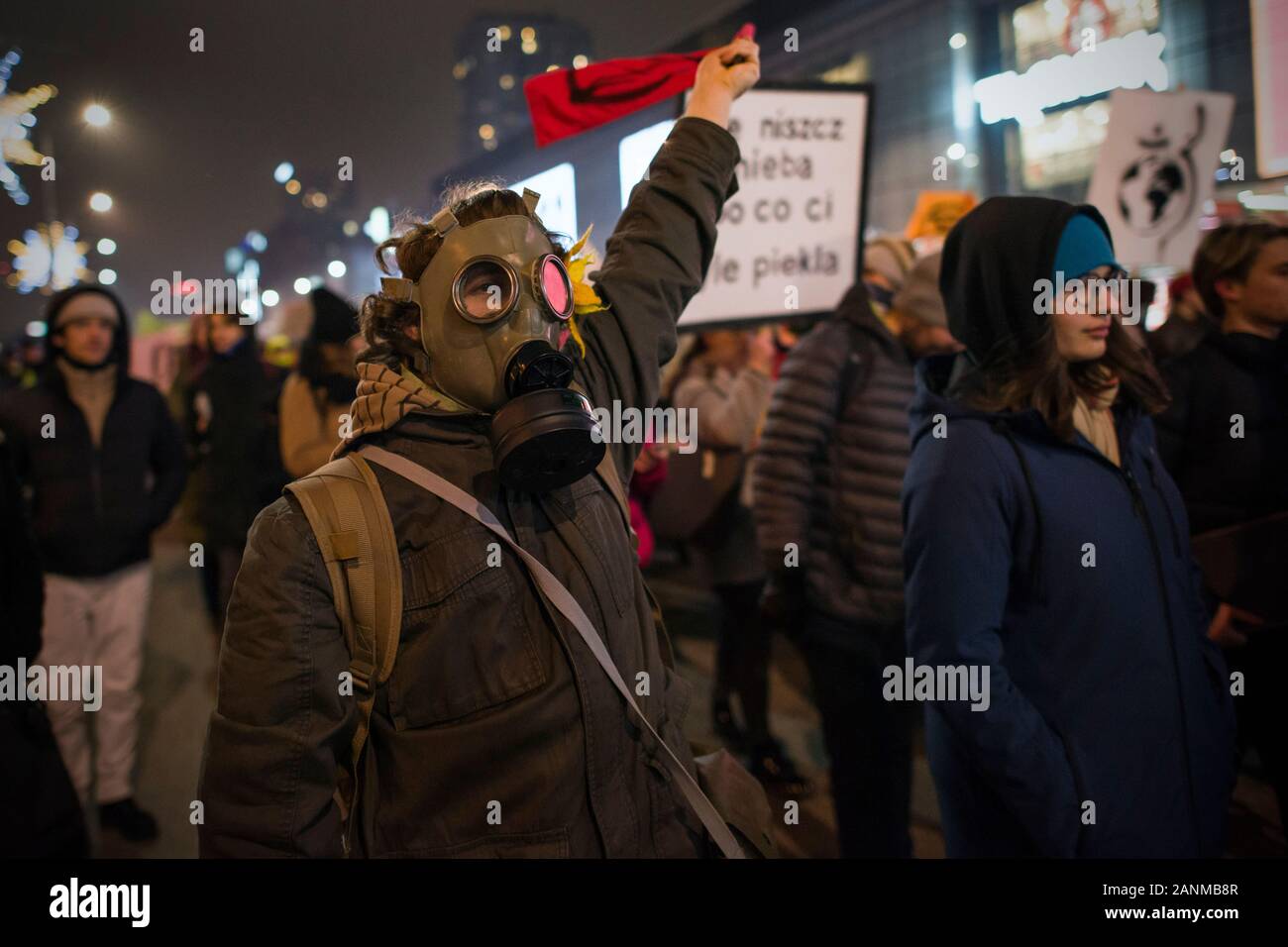 Warschau, Polen. 17 Jan, 2020. Eine Demonstrantin das Tragen einer Gasmaske wellen Auslöschung Rebellion Flagge während der März." Der letzte Ball" unter diesem Motto Hunderte von Schülern und Studenten in einem Marsch von Strajk dla Ziemi (Erde Polen) - als Teil der globalen Proteste gegen den Klimawandel organisiert. Die Demonstranten verlangen eine Aktion von Politikern in der Frage der globalen Erwärmung, Luft und Erde Umweltverschmutzung, auch auf die Finanzierung von schmutzigen Energie durch die Regierung. Credit: SOPA Images Limited/Alamy leben Nachrichten Stockfoto