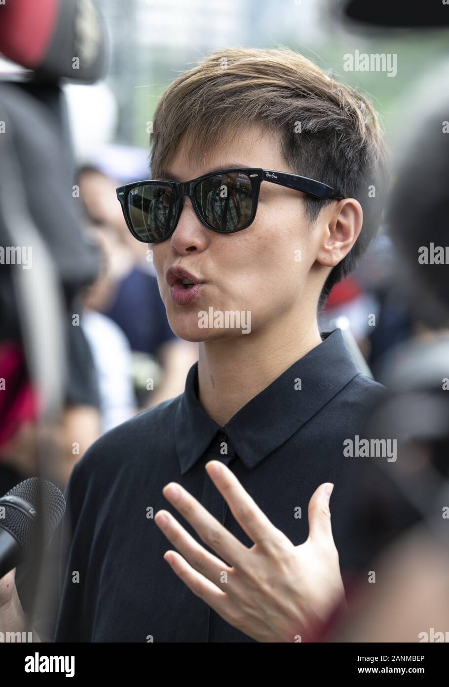 Hong Kong, Hong Kong SAR, China. 16 Juni, 2019. Sängerin Denise Ho schließt sich der Protest. Sie hat in China für ihre pro-demokratische Ansichten verboten. Demonstranten März in Hongkong gegen die Auslieferung Rechnung eingereicht von Chief Executive Carrie Lam. Aussetzung der Gesetzentwurf nicht die März Kredit: Jayne Russell/ZUMA Draht/Alamy Leben Nachrichten zu stoppen Stockfoto