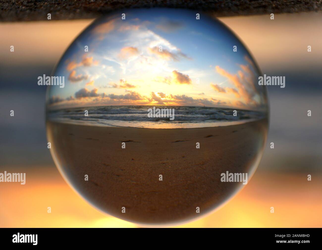 Wunderschöne Wolken bei Sonnenaufgang, die durch einen Linsenkugel am Fort Lauderdale Beach, Florida, USA, erfasst wurden Stockfoto