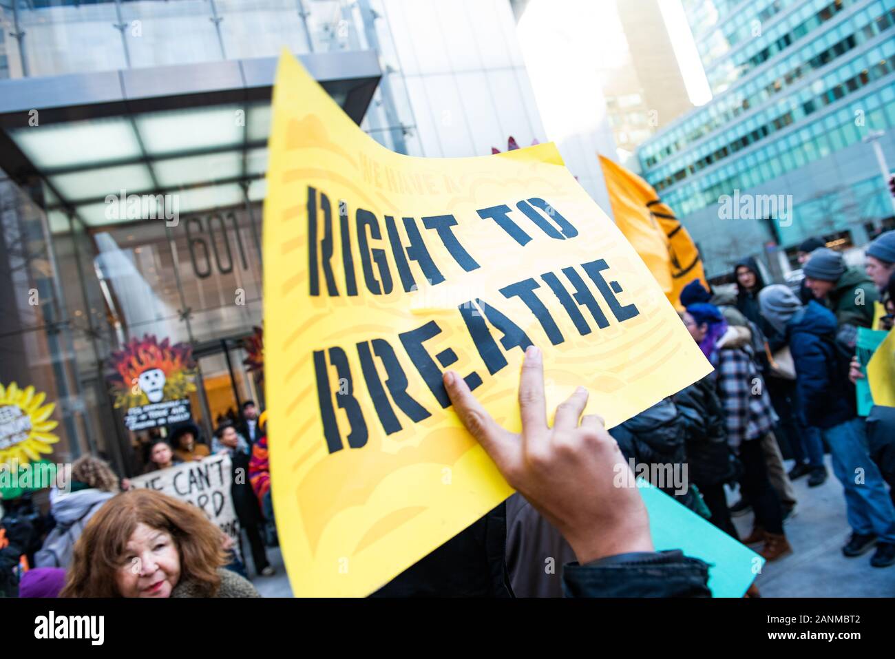 New York, New York, USA. 17. Januar, 2020. Mitglieder von Philadelphia Organisation, Philly Gedeihen, protestierten die heutige Auktion der SPE-Raffinerie am Kirkland & Ellis LLP rechtliche Büros. Die Gruppe, ein mehrere Generationen, Kreuz- und Cross-Race Gruppe, sprach sich gegen die geschlossene - - - öffentliche Veranstaltung wütend, dass die Leute, die am meisten von der Website beeinträchtigt nicht erlaubt war, die Veranstaltung zu besuchen. 17. Januar 2020. Quelle: Chris Baker Evens/Alamy leben Nachrichten Stockfoto