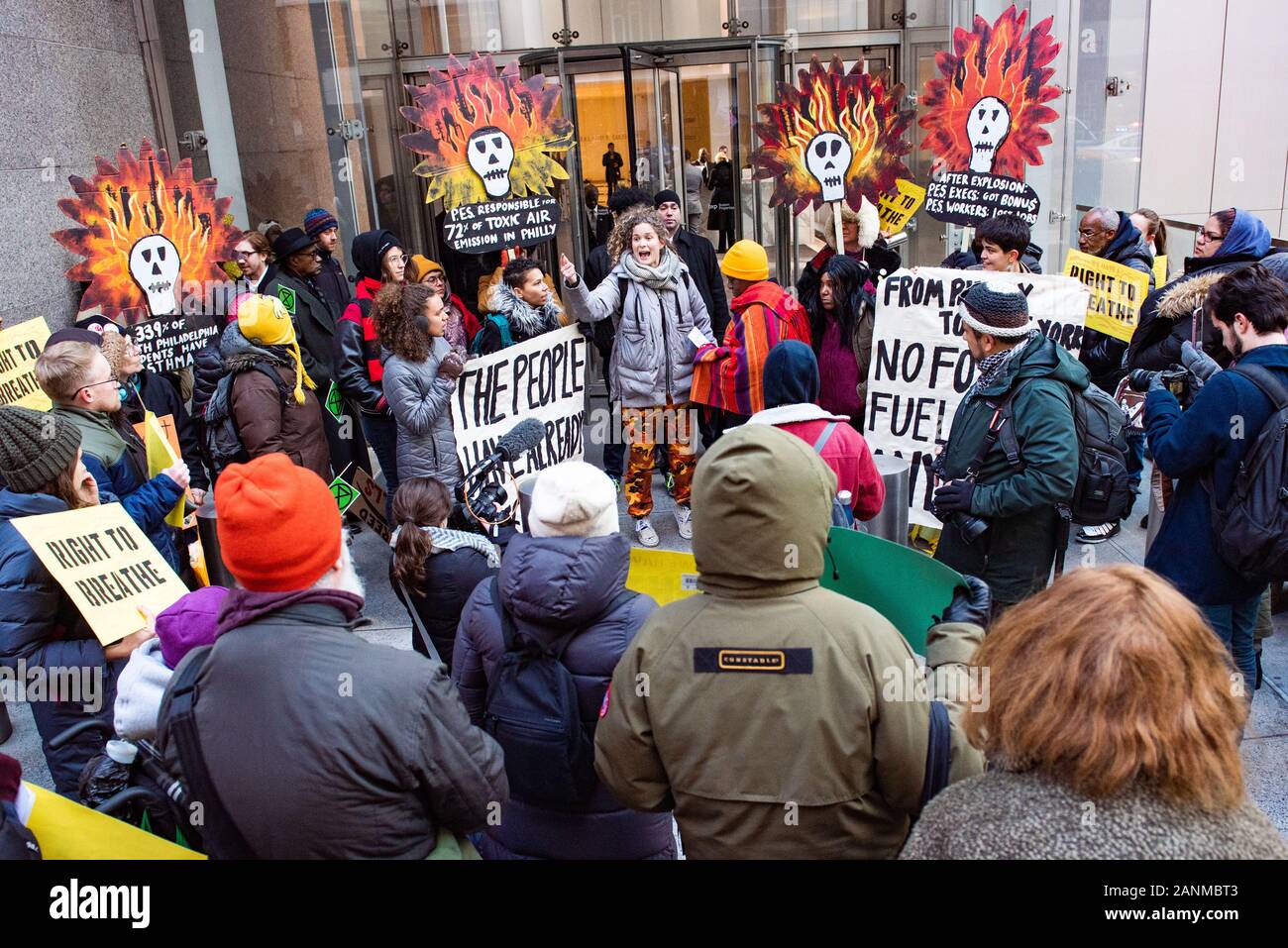 New York, New York, USA. 17. Januar, 2020. Mitglieder von Philadelphia Organisation, Philly Gedeihen, protestierten die heutige Auktion der SPE-Raffinerie am Kirkland & Ellis LLP rechtliche Büros. Die Gruppe, ein mehrere Generationen, Kreuz- und Cross-Race Gruppe, sprach sich gegen die geschlossene - - - öffentliche Veranstaltung wütend, dass die Leute, die am meisten von der Website beeinträchtigt nicht erlaubt war, die Veranstaltung zu besuchen. 17. Januar 2020. Quelle: Chris Baker Evens/Alamy leben Nachrichten Stockfoto