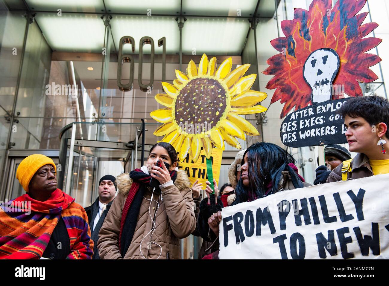 New York, New York/USA. Mitglieder von Philadelphia Organisation, Philly Gedeihen, protestierten die heutige Auktion der SPE-Raffinerie am Kirkland & Ellis LLP rechtliche Stockfoto