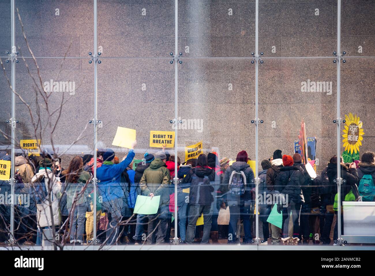 New York, New York/USA. Mitglieder von Philadelphia Organisation, Philly Gedeihen, protestierten die heutige Auktion der SPE-Raffinerie am Kirkland & Ellis LLP rechtliche Stockfoto